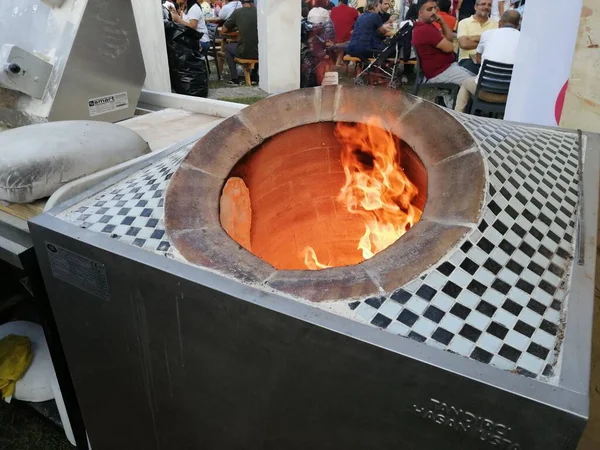 传统和工业用钽制面包烤箱 — 图库照片