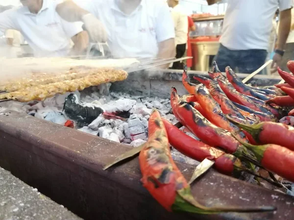 Gotowanie Adana Kebaby Grillu Stylu Restauracji — Zdjęcie stockowe