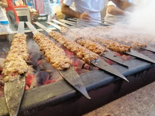 Cozinhar Kebabs Adana Grelha Estilo Restaurante — Fotografia de Stock