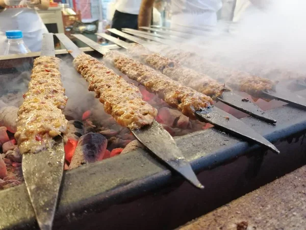 Cocinar Kebabs Adana Parrilla Estilo Restaurante —  Fotos de Stock