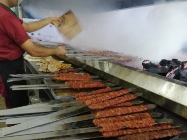 Restoran usulü ızgarada Adana kebabı pişiriyorum.