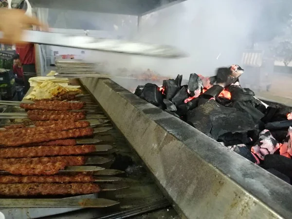 Restoran Usulü Izgarada Adana Kebabı Pişiriyorum — Stok fotoğraf