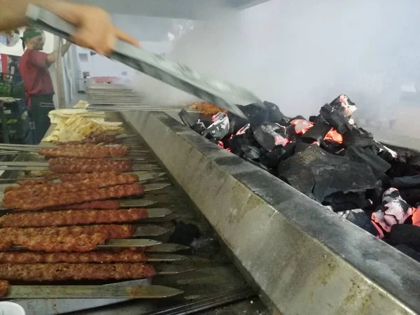 Cocinar Kebabs Adana Parrilla Estilo Restaurante —  Fotos de Stock