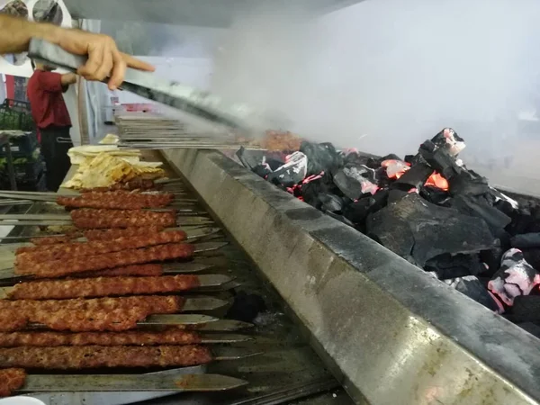 Cuisiner Des Kebabs Adana Sur Gril Style Restaurant — Photo