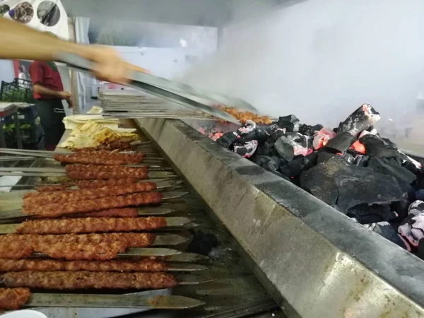 Cocinar Kebabs Adana Parrilla Estilo Restaurante —  Fotos de Stock