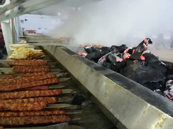 Cocinar Kebabs Adana Parrilla Estilo Restaurante —  Fotos de Stock