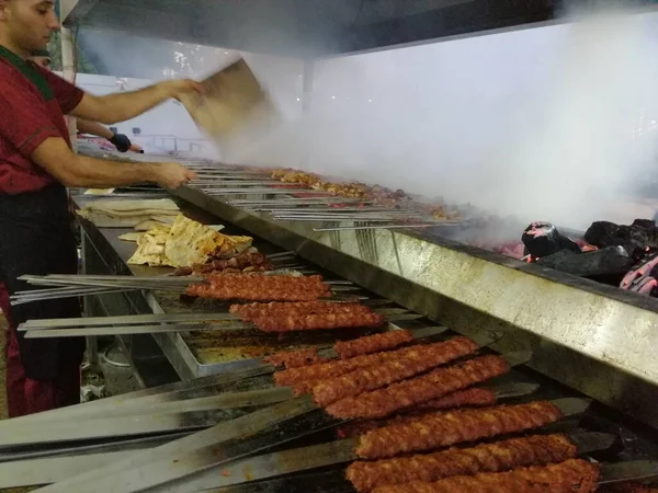 Cocinar Kebabs Adana Parrilla Estilo Restaurante —  Fotos de Stock