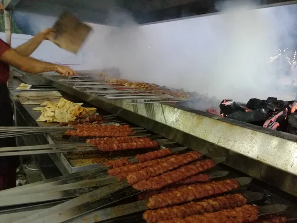 Memasak Kebab Adana Pada Gaya Panggangan Restoran — Stok Foto