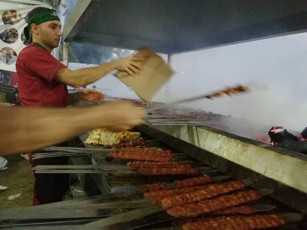 Kochen Von Adana Spießen Auf Dem Grill Restaurant Stil — Stockfoto