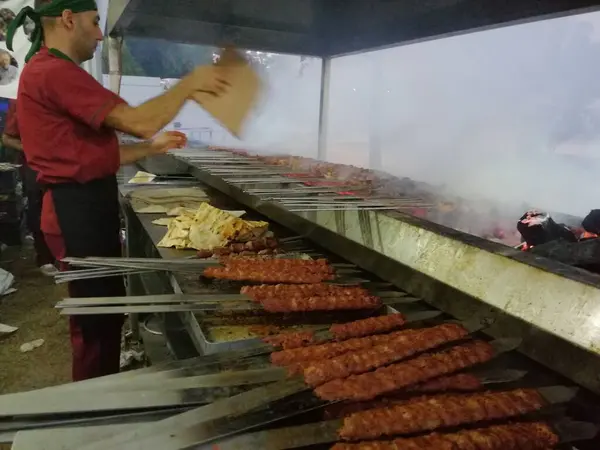 Cocinar Kebabs Adana Parrilla Estilo Restaurante — Foto de Stock