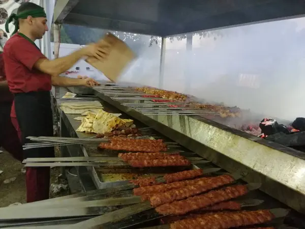 Cucinare Kebab Adana Sulla Griglia Del Ristorante — Foto Stock