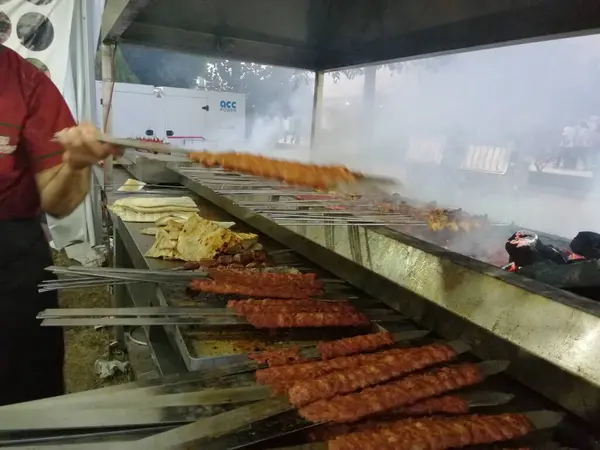 Cucinare Kebab Adana Sulla Griglia Del Ristorante — Foto Stock