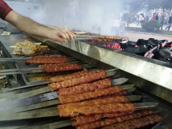 Cucinare Kebab Adana Sulla Griglia Del Ristorante — Foto Stock