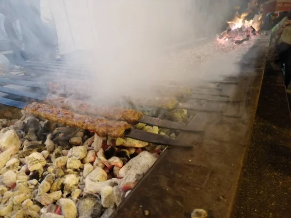 Kochen Von Adana Spießen Auf Dem Grill Restaurant Stil — Stockfoto