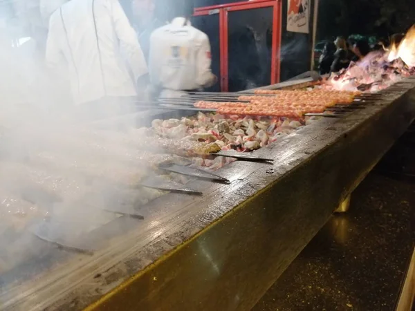 Cocinar Kebabs Adana Parrilla Estilo Restaurante —  Fotos de Stock