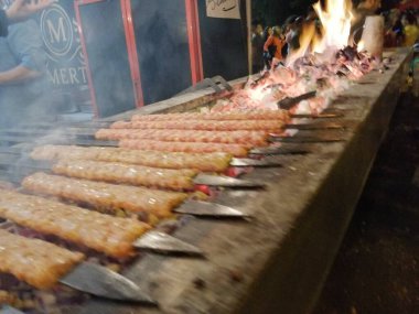 Restoran usulü ızgarada Adana kebabı pişiriyorum.