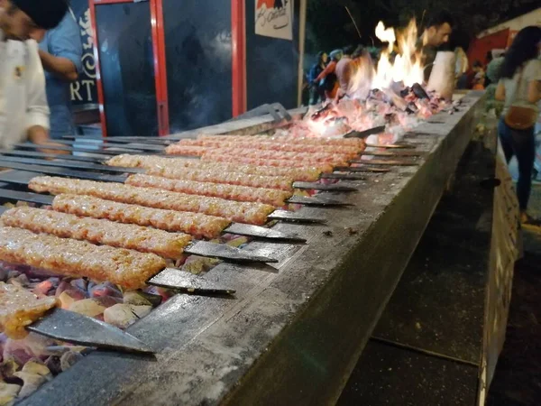 Matlagning Adana Kebab Restaurang Stil Grill — Stockfoto