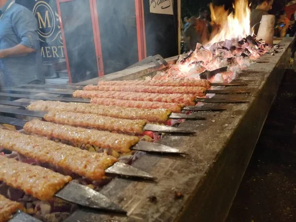 Koken Adana Kebabs Het Restaurant Stijl Grill — Stockfoto