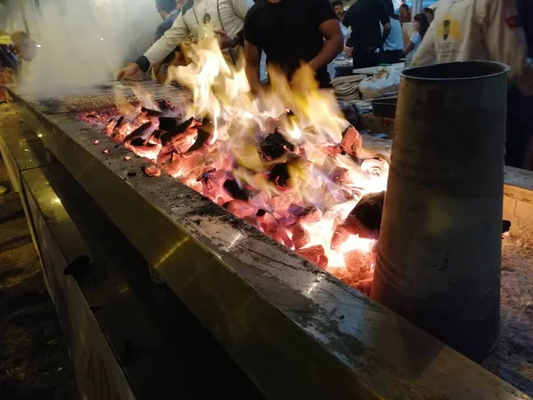 Kochen Von Adana Spießen Auf Dem Grill Restaurant Stil — Stockfoto