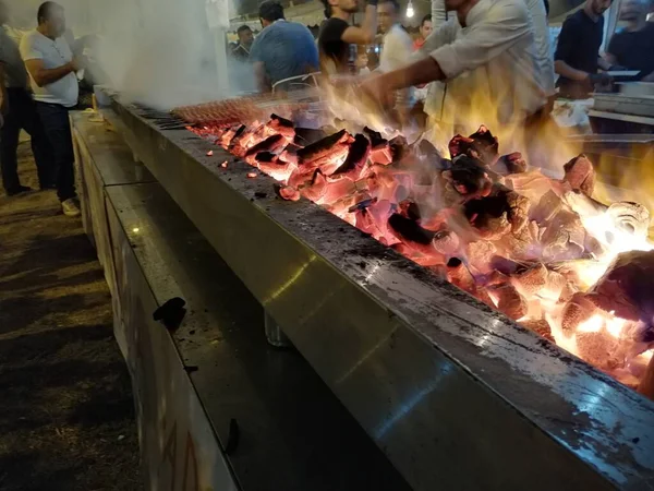 Cucinare Kebab Adana Sulla Griglia Del Ristorante — Foto Stock