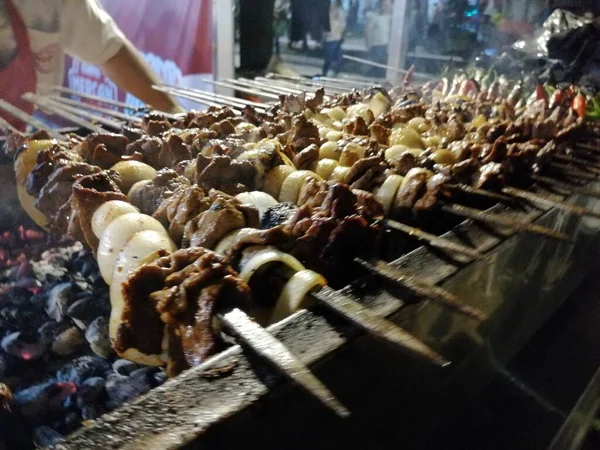 Shashlik Mangal Kömürü Için Izgara Hazırlıyor Şiş Kebap Şiş Kebap — Stok fotoğraf