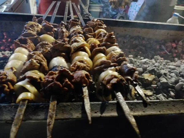 Shashlik Grillezésre Készül Faszén Felett Shashlik Vagy Shish Kebab Népszerű — Stock Fotó