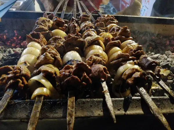 Shashlik Připravuje Gril Dřevěném Uhlí Shashlik Nebo Shish Kebab Populární — Stock fotografie