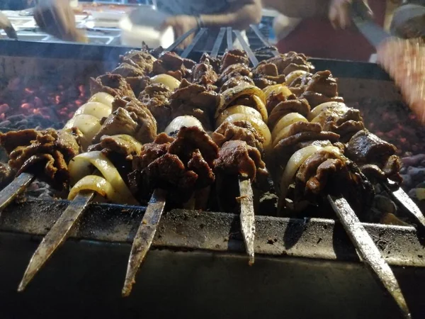 Shashlik Připravuje Gril Dřevěném Uhlí Shashlik Nebo Shish Kebab Populární — Stock fotografie