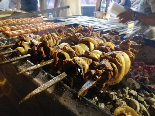 Shashlik Przygotowuje Grilla Nad Węglem Drzewnym Shashlik Lub Shish Kebab — Zdjęcie stockowe