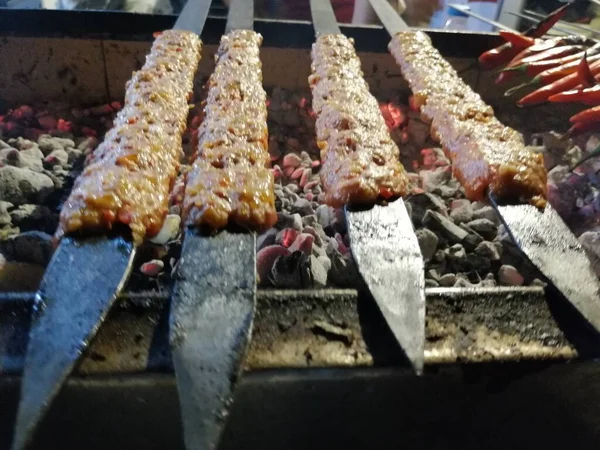 Cucinare Kebab Adana Sulla Griglia Del Ristorante — Foto Stock