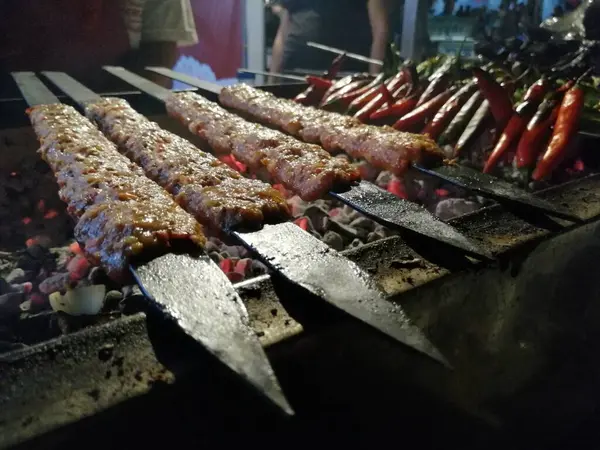 Cozinhar Kebabs Adana Grelha Estilo Restaurante — Fotografia de Stock