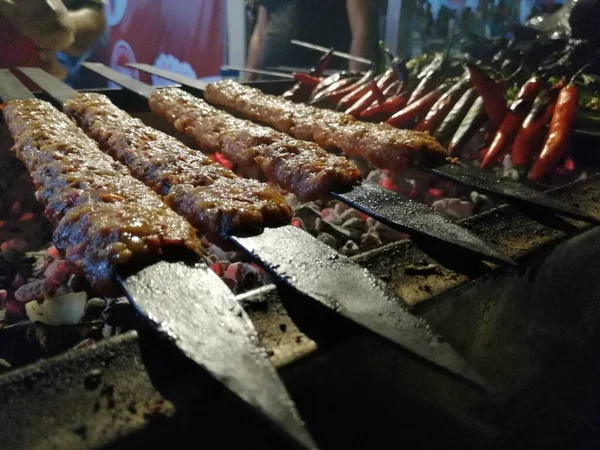 Memasak Kebab Adana Pada Gaya Panggangan Restoran — Stok Foto