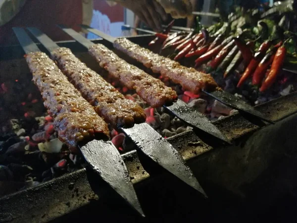 Cozinhar Kebabs Adana Grelha Estilo Restaurante — Fotografia de Stock