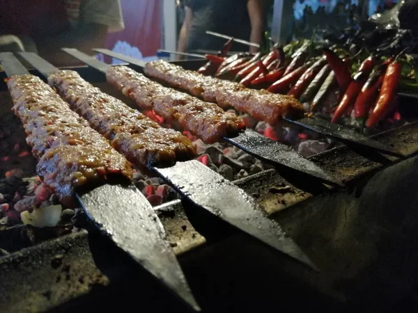 Kochen Von Adana Spießen Auf Dem Grill Restaurant Stil — Stockfoto