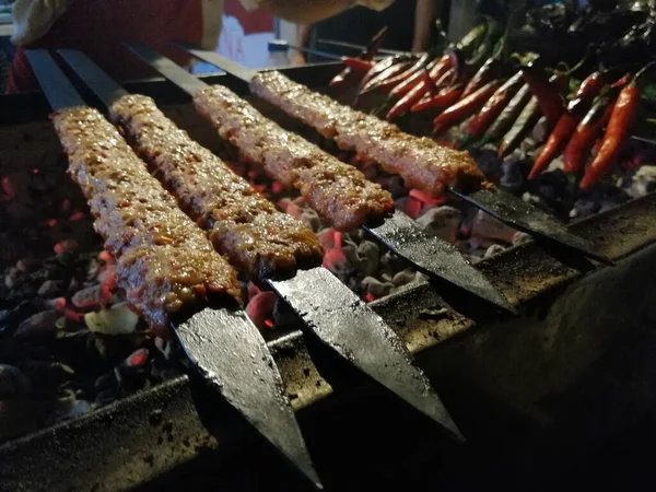 Cozinhar Kebabs Adana Grelha Estilo Restaurante — Fotografia de Stock