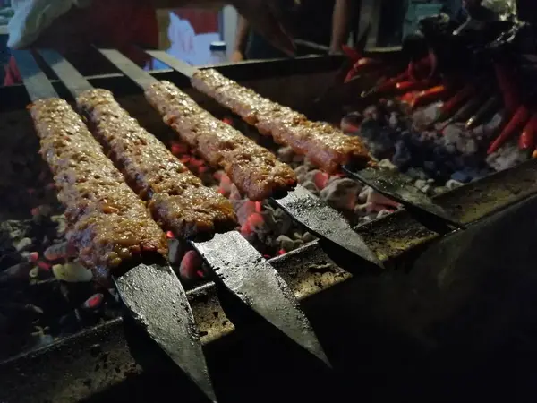 Koken Adana Kebabs Het Restaurant Stijl Grill — Stockfoto