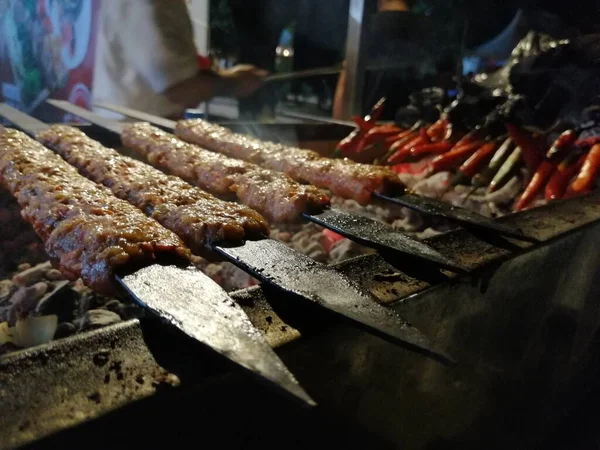 Cocinar Kebabs Adana Parrilla Estilo Restaurante —  Fotos de Stock