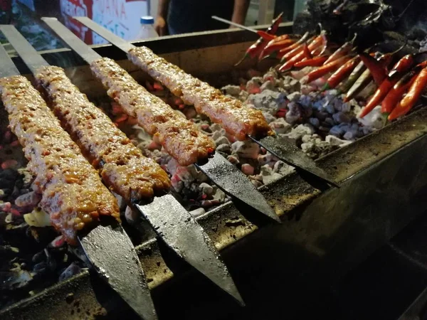 าอาหาร Adana Kebabs บนสไตล านอาหารกร — ภาพถ่ายสต็อก