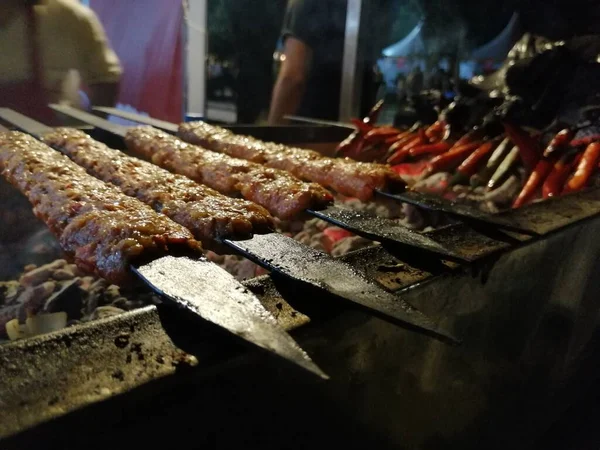 Cocinar Kebabs Adana Parrilla Estilo Restaurante —  Fotos de Stock