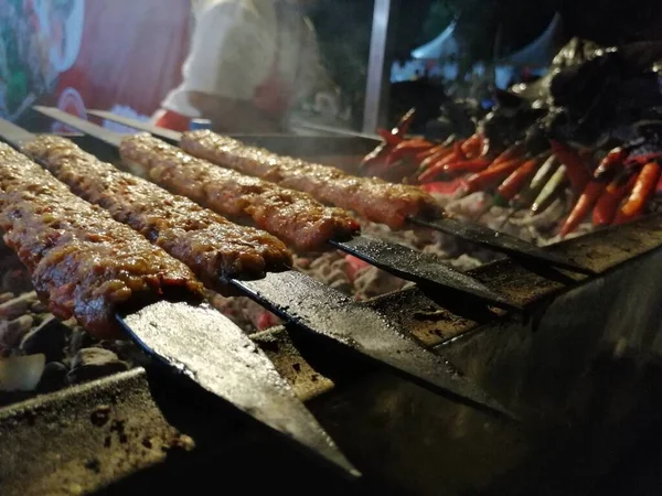 Memasak Kebab Adana Pada Gaya Panggangan Restoran — Stok Foto