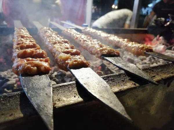 Cozinhar Kebabs Adana Grelha Estilo Restaurante — Fotografia de Stock