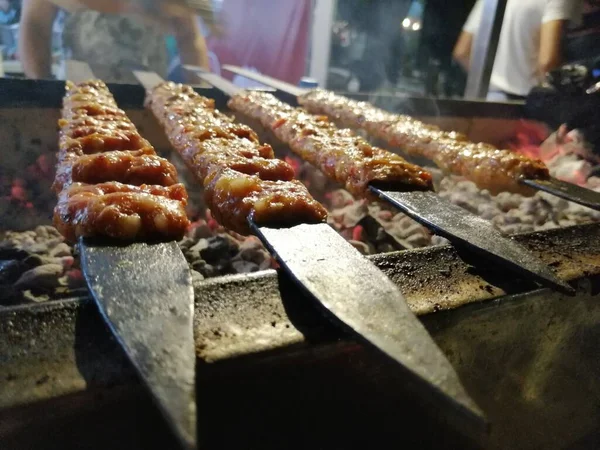 Restoran Usulü Izgarada Adana Kebabı Pişiriyorum — Stok fotoğraf