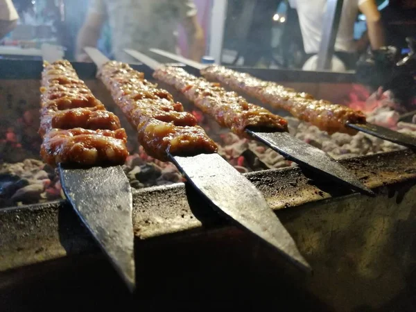 Memasak Kebab Adana Pada Gaya Panggangan Restoran — Stok Foto
