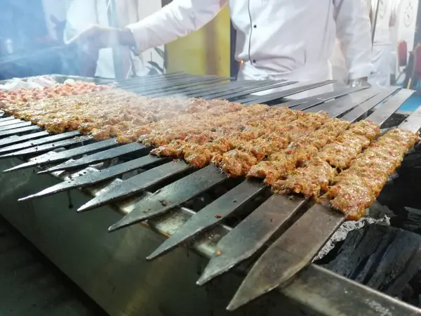 Μαγειρική Adana Κεμπάπ Στην Σχάρα Στυλ Εστιατορίου — Φωτογραφία Αρχείου