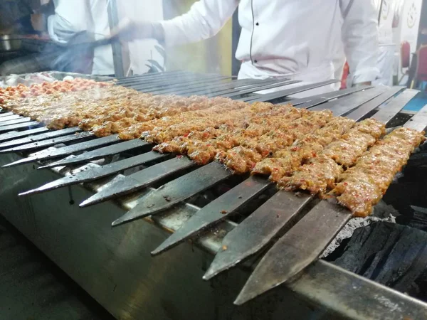 Koken Adana Kebabs Het Restaurant Stijl Grill — Stockfoto