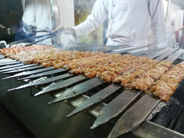 Куховарство Адана Кебаб Ресторанному Грилі — стокове фото