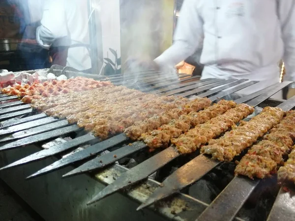 Μαγειρική Adana Κεμπάπ Στην Σχάρα Στυλ Εστιατορίου — Φωτογραφία Αρχείου