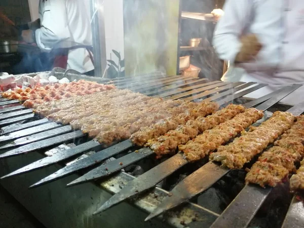 Koken Adana Kebabs Het Restaurant Stijl Grill — Stockfoto