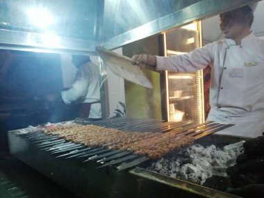 Restoran usulü ızgarada Adana kebabı pişiriyorum.