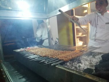 Restoran usulü ızgarada Adana kebabı pişiriyorum.